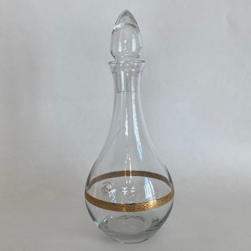 Gold-rimmed glass decanter with stopper